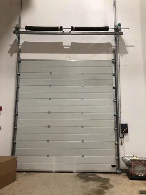 Dimensioni personalizzate Porta sezionale verticale Porta sezionale a testa isolata ISO 9001