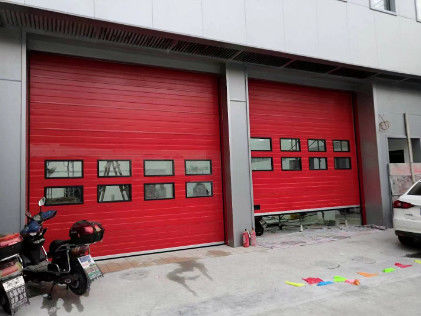Porta seczionale isolante automatica