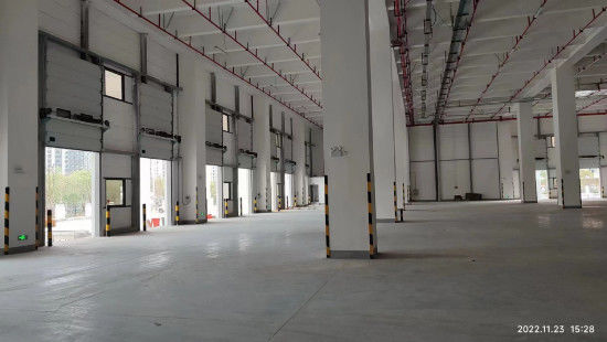 Porte sezionali industriali isolate RAL9006 / RAL9002 colore per magazzino