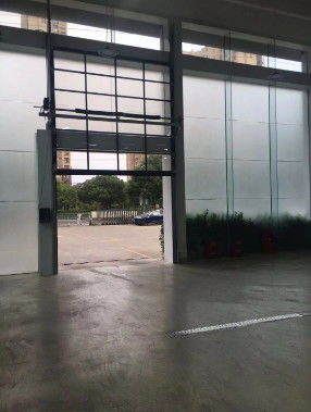 Porte sezionali industriali in alluminio trasparente per sale espositive di protezione antincendio