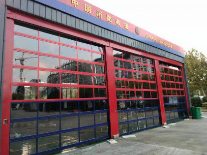 Porte sezionali industriali in alluminio trasparente per sale espositive di protezione antincendio