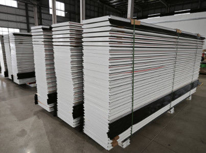 Porte industriali sezionali per magazzini con rotaie galvanizzate
