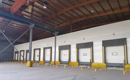 Porte sezionali isolate possono essere interconnesse con piattaforma di carico e scarico