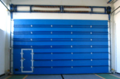 Colore blu Porte di garage elettriche a sezione con rivestimento di sensori fotoelettrici