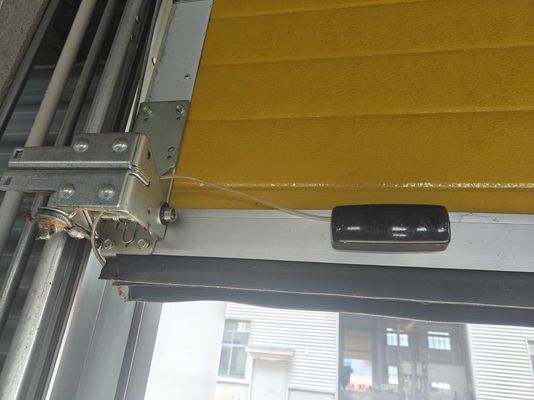 Porte di garage a sezione con dispositivo di sicurezza a fondo per il rilevamento degli ostacoli