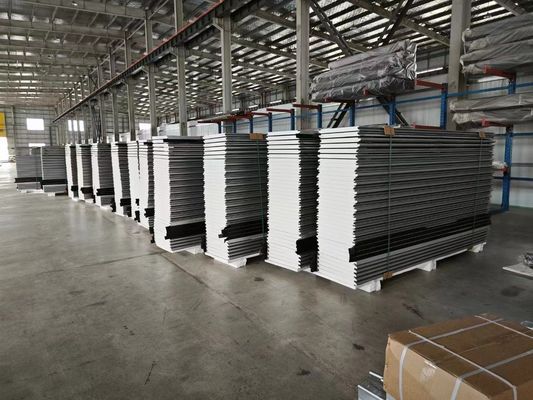 Porte sezionali industriali isolate RAL9006 / RAL9002 colore per magazzino