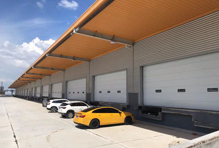 Porta di garage a sezione automatica isolata e sicura per strutture industriali di dimensioni personalizzate