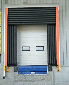 Carico dinamico 6800kg/ carico statico 13600kg Livellatori di banchina di carico con modello antiscivolo Piastra in acciaio di Baosteel