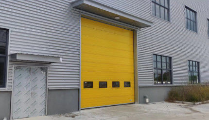 Porta seczionale isolante automatica