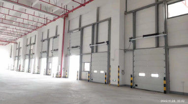Porte sezionali industriali isolate RAL9006 / RAL9002 colore per magazzino