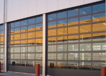 Porte sezionali industriali in alluminio trasparente per sale espositive di protezione antincendio