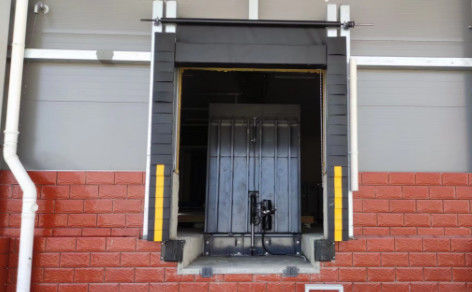 Livellatore di banchina verticale idraulico per piattaforme ferroviarie di stoccaggio a freddo