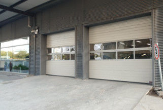 Porte sezionali isolate ((Doppia fila di finestre trasparenti)
