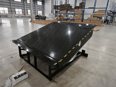 Piattaforma di sollevamento idraulica per banchina nera